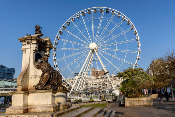 piccadilly gardens manchester - ferris wheel fotos imagens e fotografias de stock