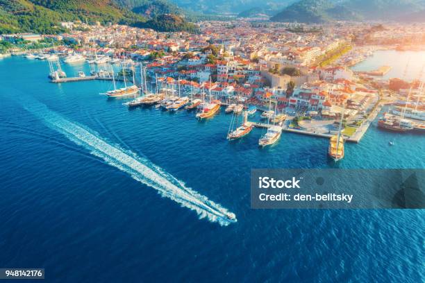 Vista Aerea Di Barche Yaht Nave Galleggiante E Bella Architettura Al Tramonto A Marmaris In Turchia Paesaggio Con Barche Nella Baia Del Porto Turistico Mare Blu Città Vista Dallalto Del Porto Con Yacht E Barca A Vela - Fotografie stock e altre immagini di Turchia