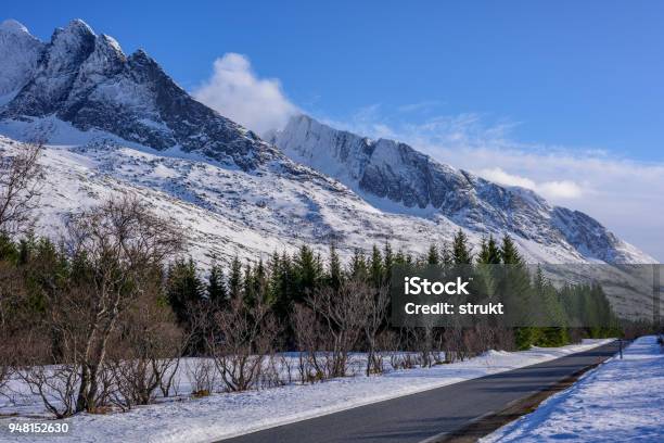 Winterblick Auf Gebirge In Norwegen Stockfoto und mehr Bilder von Baum - Baum, Berg, Berggipfel