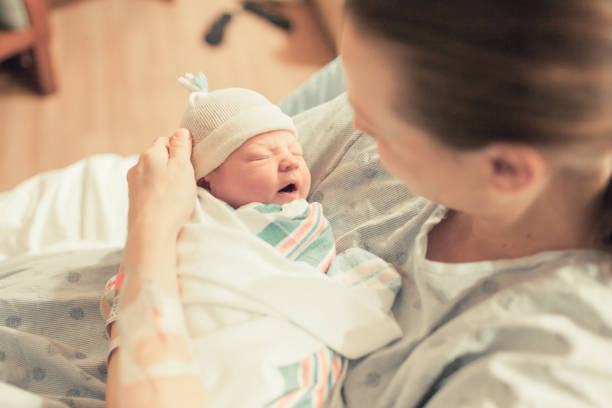 mutter mit ihrem neugeborenen baby im krankenhaus - eyes closed sleeping women human face stock-fotos und bilder