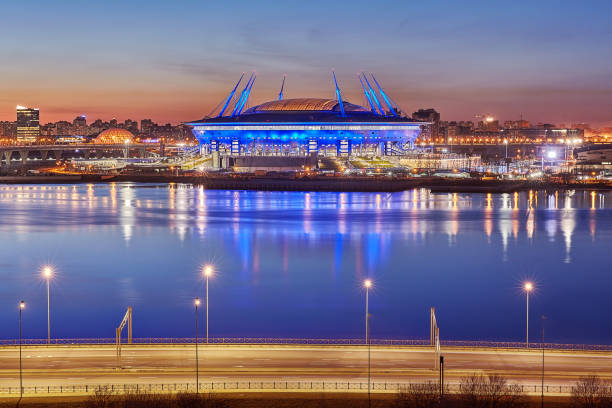 rusia 2018 fifa estadio mundialista en san petersburgo, noche. - fifa world cup fotografías e imágenes de stock