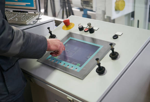 trabalhador de engenheiro na sala de controle, tocando o controle de exibição de sensor - control panel factory control machine - fotografias e filmes do acervo