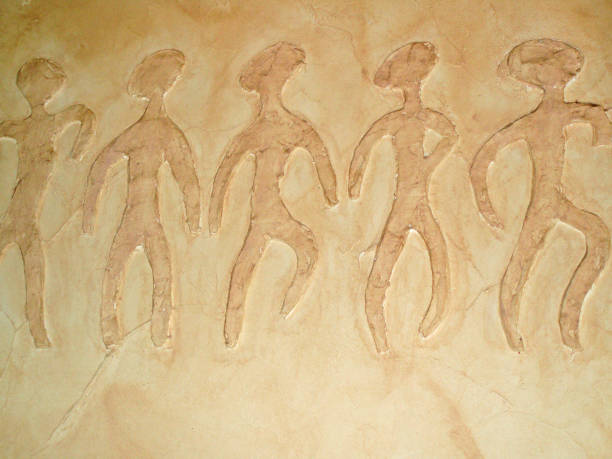 immagine degli alieni. disegnare nella grotta di un'antica famiglia. la gente balla. neanderthal, primitivo, aborigeno. arte rupe rock, archeologia, età della pietra. - aboriginal rock art foto e immagini stock