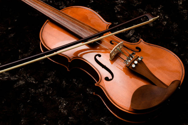 violín clásico y arco sobre un fondo oscuro - musical instrument string music dark old fashioned fotografías e imágenes de stock