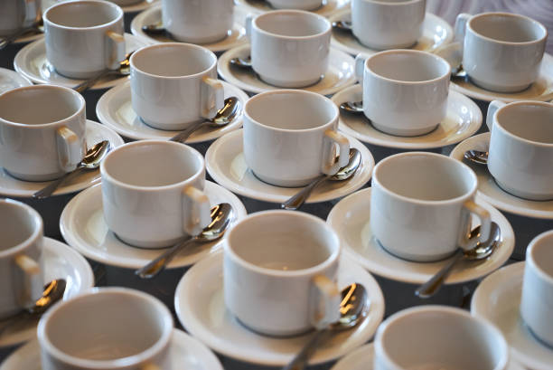 빈 흰색 세라믹 차 또는 커피 컵과 접시 세트 - business hotel cup meeting 뉴스 사진 이미지
