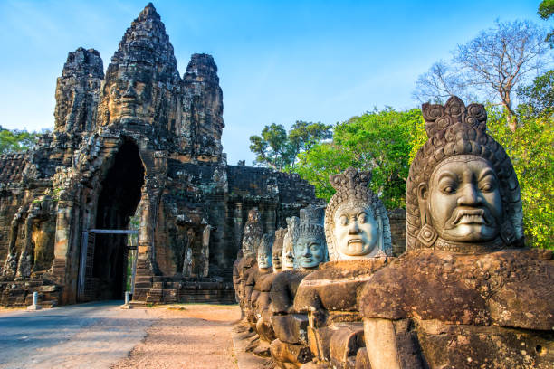 rząd rzeźb w południowej bramie kompleksu angkor thom. siem reap, kambodża - wat angkor thom zdjęcia i obrazy z banku zdjęć