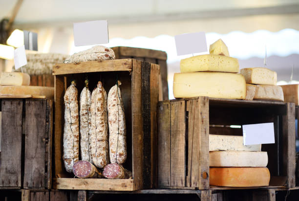 다양 한 유기농 치즈 및 스트라스부르 그, 프랑스에서 농부 시장에 집에서 만든된 소시지 - market stall market italy food 뉴스 사진 이미지