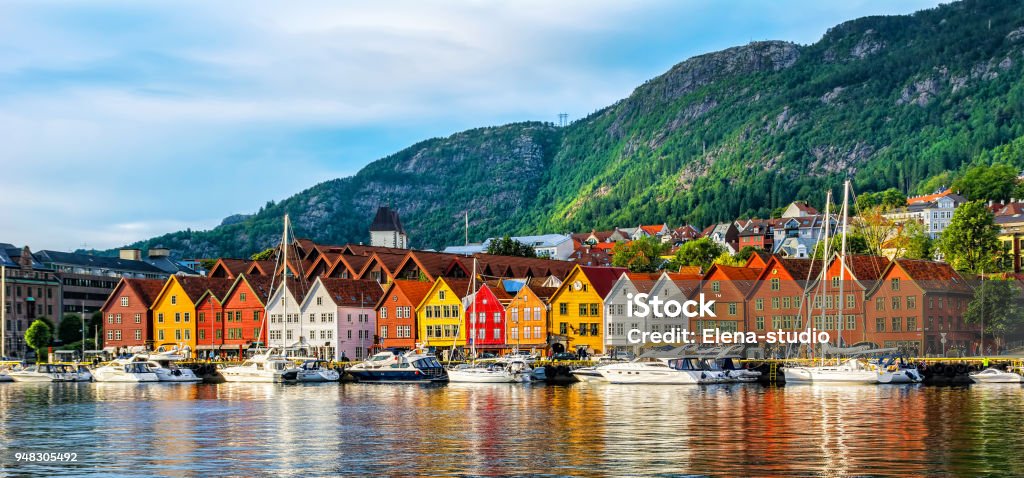 Bergen, Noruega. Vista de edificios históricos en el muelle hanseático de Bryggen en Bergen, Noruega. Patrimonio de la humanidad - Foto de stock de Noruega libre de derechos