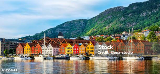Bergen Noruega Vista De Edificios Históricos En El Muelle Hanseático De Bryggen En Bergen Noruega Patrimonio De La Humanidad Foto de stock y más banco de imágenes de Noruega
