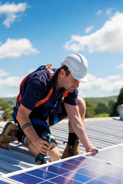 técnico de panel solar con taladro de instalar paneles solares - 2838 fotografías e imágenes de stock