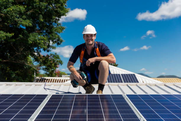 técnico de painel solar com broca de instalar painéis solares no telhado - 2842 - fotografias e filmes do acervo