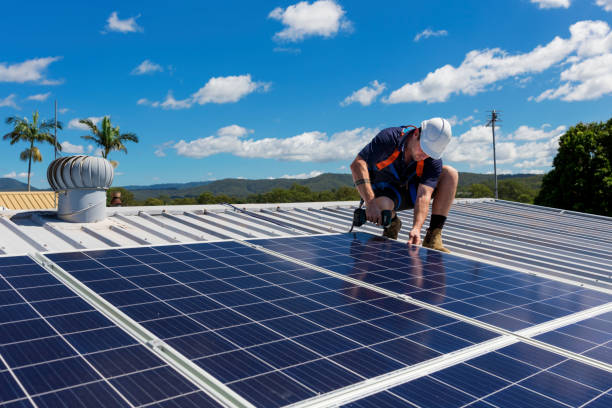 solar panel installer with drill installing solar panels - solar panel solar power station house roof imagens e fotografias de stock