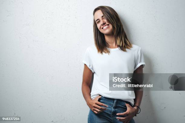 Bella Donna In Tshirt Bianca Bianca Modello Da Studio - Fotografie stock e altre immagini di Maglietta