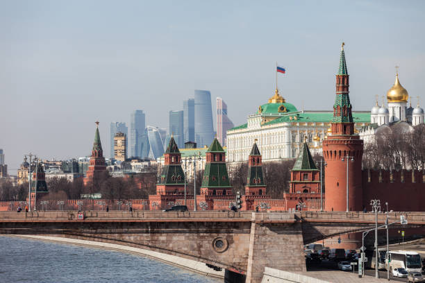 torres y las paredes del gran palacio del kremlin y modernos rascacielos del centro de negocio internacional de moscú (mibc) en la ciudad de moscú rusia - kremlin fotografías e imágenes de stock