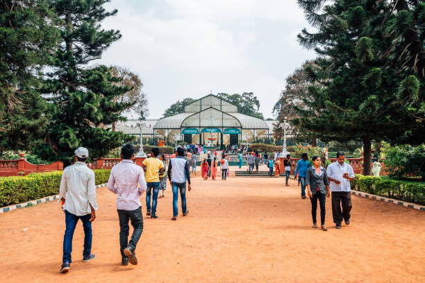 jardim botânico de lalbagh e turístico pessoas em bangalore, índia - lalbagh - fotografias e filmes do acervo