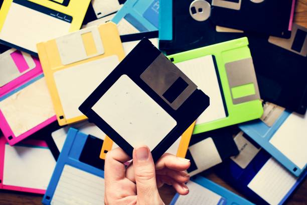 mano que sostiene el almacenamiento de datos unidad de disco - disk fotografías e imágenes de stock