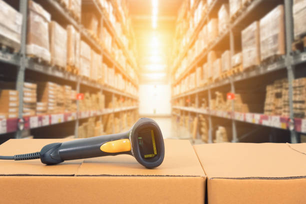 barcode-scanner vor modernes lager - medizinisches material stock-fotos und bilder