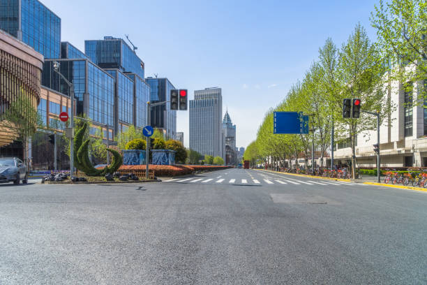 istock Clean asphalt road with city skyline background 948369634