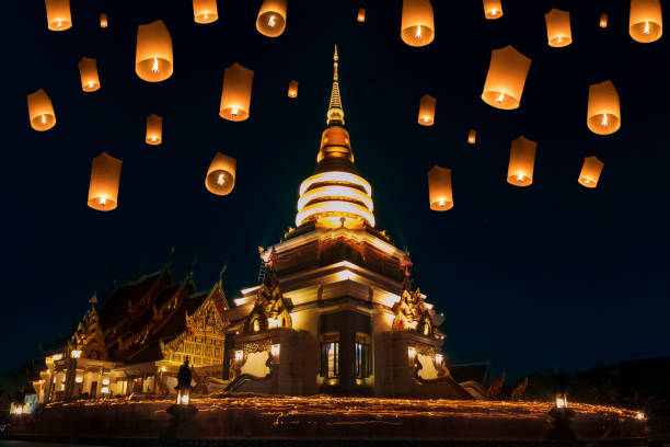 la gente cammina con candele accese per rispettare buddha in thailandia - beleive foto e immagini stock