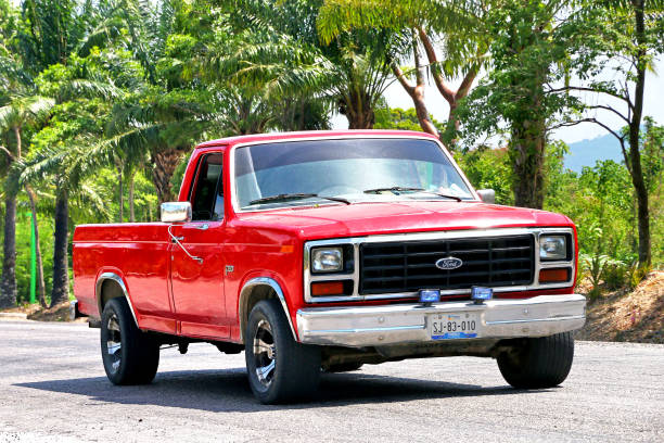 ford f-150 - pick up truck red old 4x4 imagens e fotografias de stock