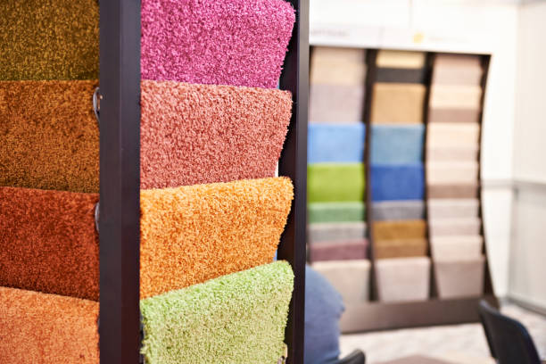 couleur plancher synthétique de fleecy doux en magasin - multi colored variegated wool colors photos et images de collection