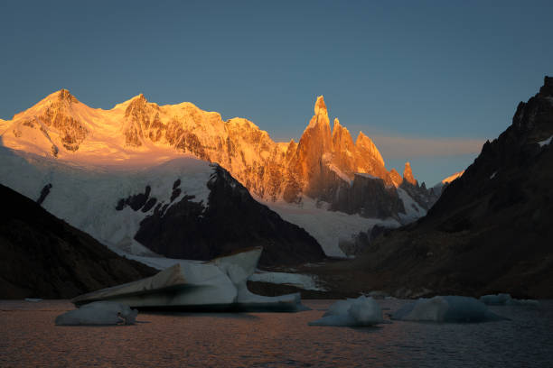 alpenglow cerro torre - alpenglow autumn beauty in nature clear sky zdjęcia i obrazy z banku zdjęć