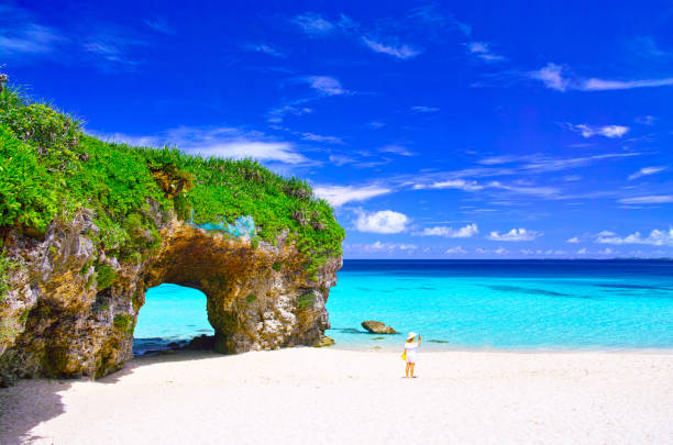 sunayama beach - women rear view one person arch imagens e fotografias de stock