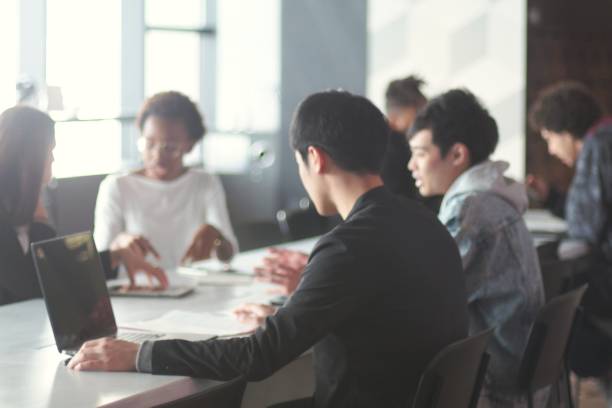 divers ethniques jeunes qui travaillent dans un bureau moderne part - business meeting smiling ethnic multi ethnic group photos et images de collection