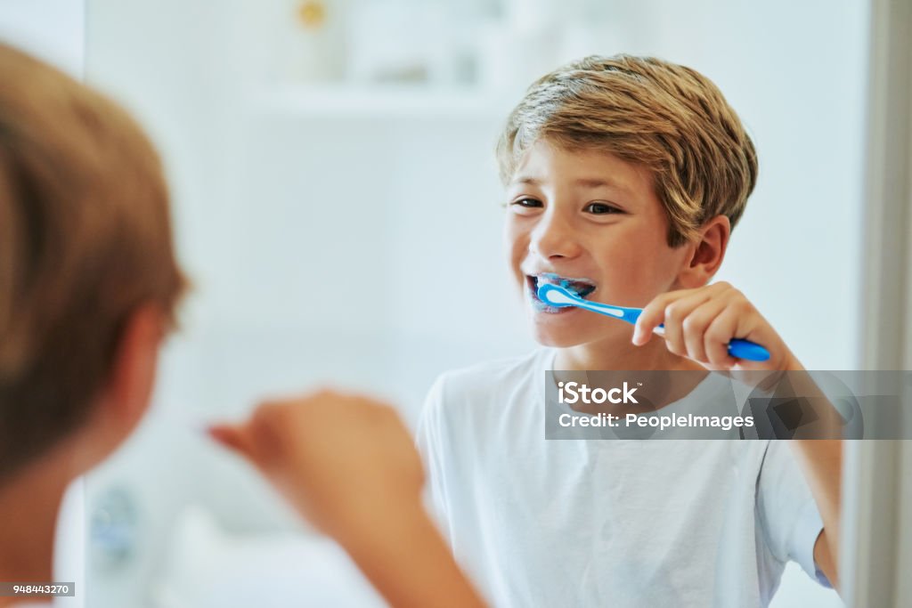 Zähneputzen ist eine wichtige routine - Lizenzfrei Jungen Stock-Foto