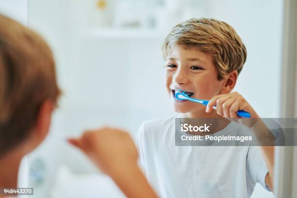Zähneputzen Ist Eine Wichtige Routine Stockfoto und mehr Bilder von Jungen - Jungen, Zähne putzen, Kind