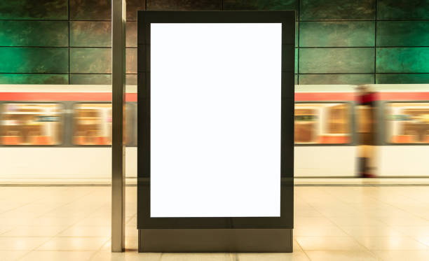 outdoor de propaganda em branco display digital na estação de metrô - train blurred motion nobody subway train - fotografias e filmes do acervo