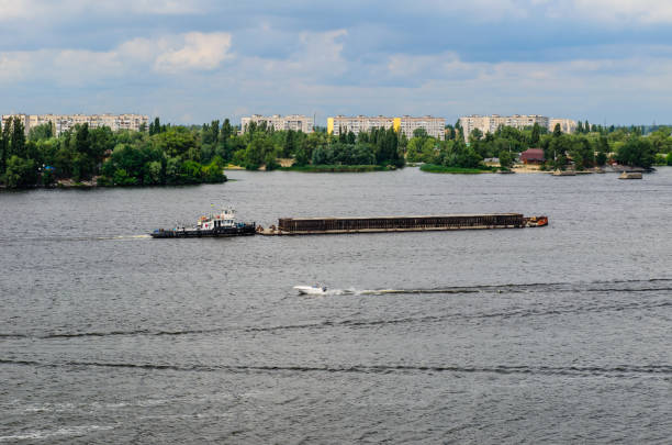 большая баржа на реке днепр - barge beach large blue стоковые фото и изображения