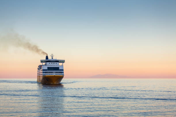 traversier pour passagers sur la mer méditerranée - ferry photos et images de collection