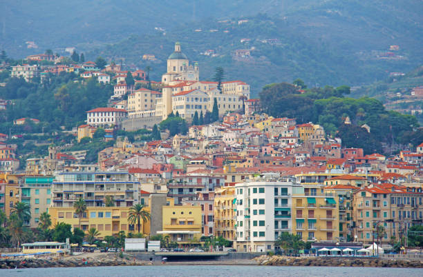 zdjęcie zrobione we włoszech. miasto san remo, włochy, widok z morza - san remo zdjęcia i obrazy z banku zdjęć