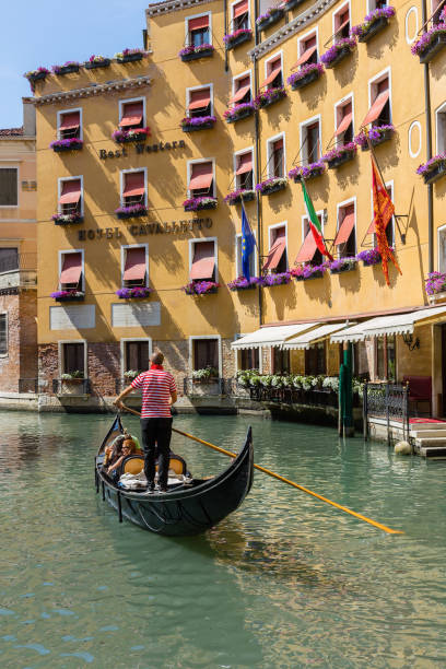 곤돌라 타고 곤돌라. 곤돌라의 제한 된 수의 라이센스 문제는 길드에 의해 제어 됩니다. - gondola venice italy canal sailor 뉴스 사진 이미지