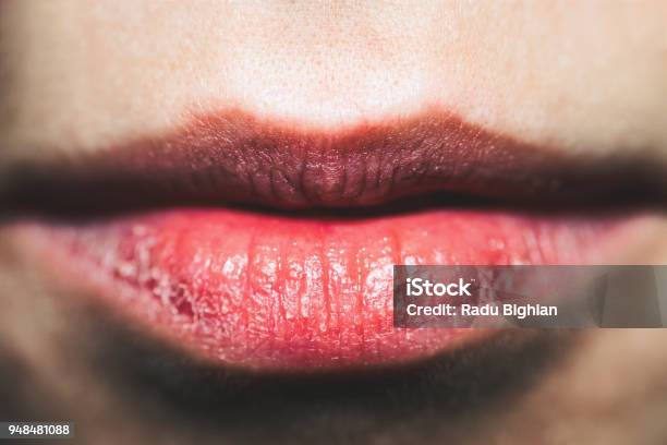 Closeup De Labios Rojos Sensuales Con Ganas Foto de stock y más banco de imágenes de Seco - Seco, Labios - Boca humana, Boca