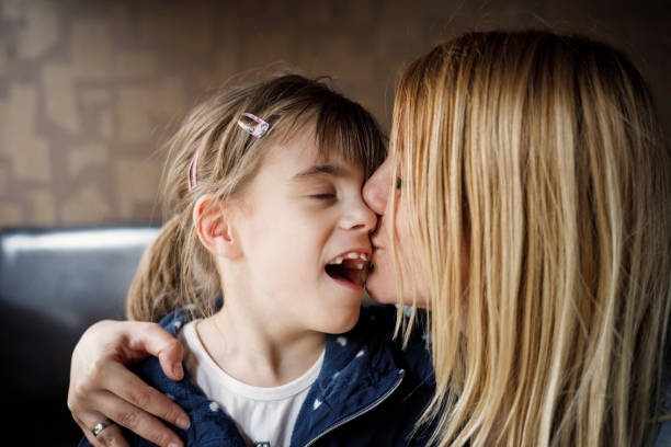 mãe filha beijando com deficiência visual - candid women portrait human face - fotografias e filmes do acervo