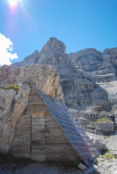 dolomitis 岩 - トレンティーノ ・ アルト ・ アディジェ州の間で偽装小さな小屋 - rock overhang ストックフォトと画像