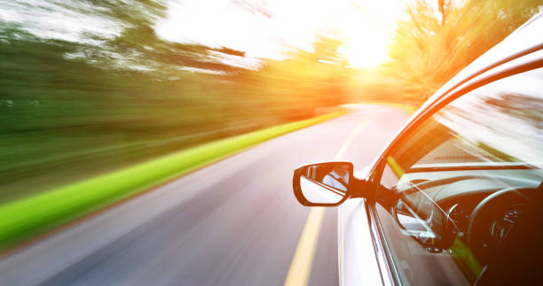 homem dirigindo um carro através de uma floresta - road trip country road landscape street - fotografias e filmes do acervo