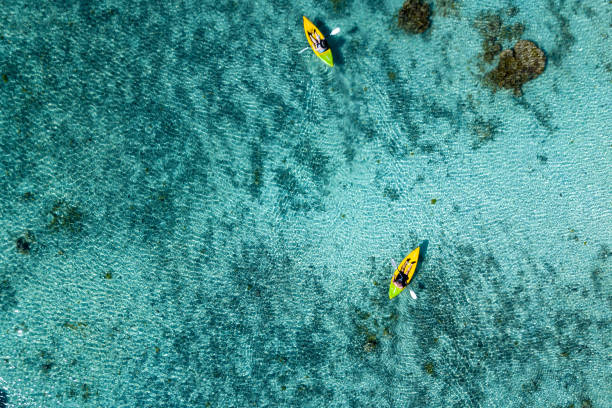 каноэ и байдарки в полинезии кук-айленд тропический рай вид с воздуха - аитутаки фотографии стоковые фото и изображения