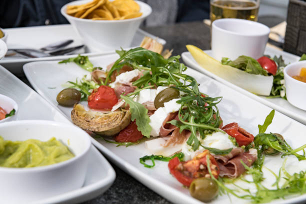 tappas 선택과 옥수수 칩의 요리 - tappas olive antipasto appetizer 뉴스 사진 이미지