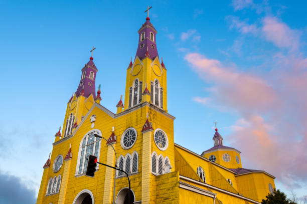 la chiesa di san francisco nella piazza principale di castro sull'isola di chiloe - castro foto e immagini stock