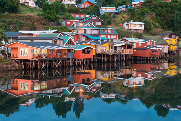 전통 수상 가옥 chiloe 섬에 카스트로의 도시에서 palafitos로 알으십시오 - castro 뉴스 사진 이미지