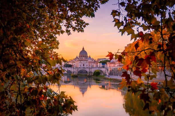 splendida vista sulla basilica di san pietro in vaticano da roma, italia durante il tramonto in autunno - luogo di preghiera foto e immagini stock