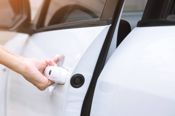 istock close up hand car open door 948507474
