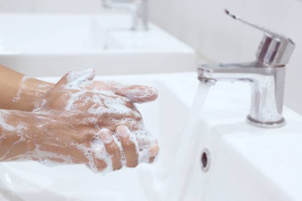 higiene. limpeza das mãos. lavar as mãos com sabão debaixo da torneira com água, sujeira. - one person sink washing hands bathroom - fotografias e filmes do acervo