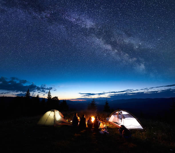 夜の山でキャンプで残りを持つ家族のハイカー - camping family nature tent ストックフォトと画像