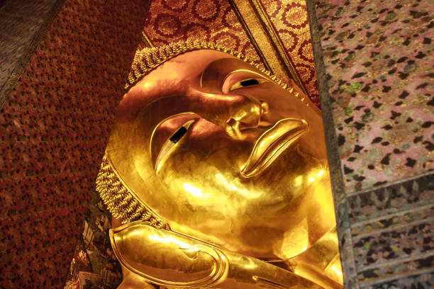 estatua dorada de buda reclinado en el templo de wat pho, bangkok, tailandia - wat pho fotografías e imágenes de stock