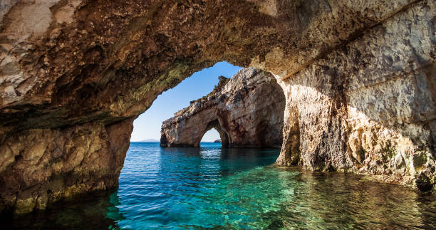 berühmte blaue grotte in agios nikolaos zakynthos - agios nikolaos stock-fotos und bilder