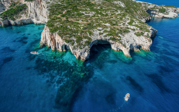 berühmte blaue grotte in agios nikolaos zakynthos - agios nikolaos stock-fotos und bilder